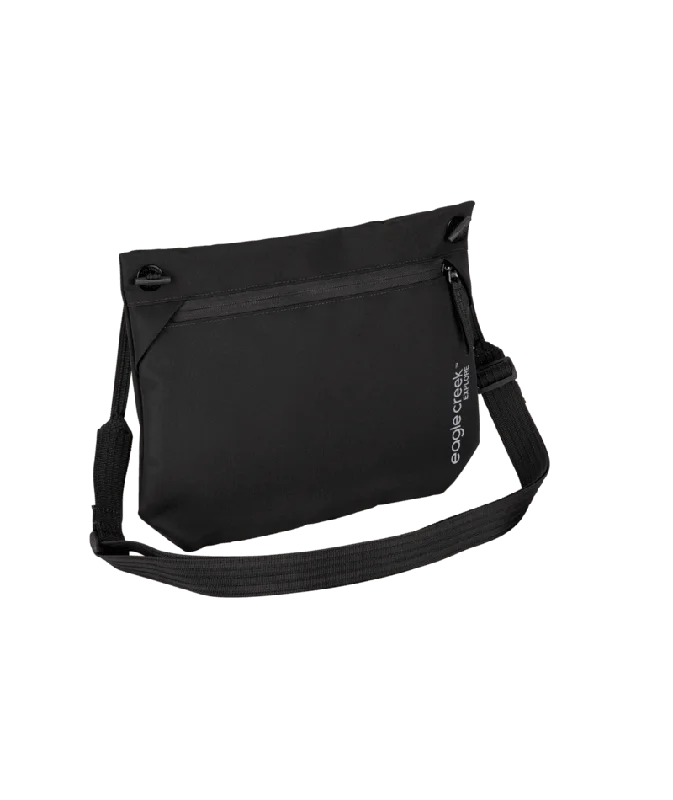 Leather luggage handles for a comfortable and stylish gripEagle Creek Explore Crossbody Bag