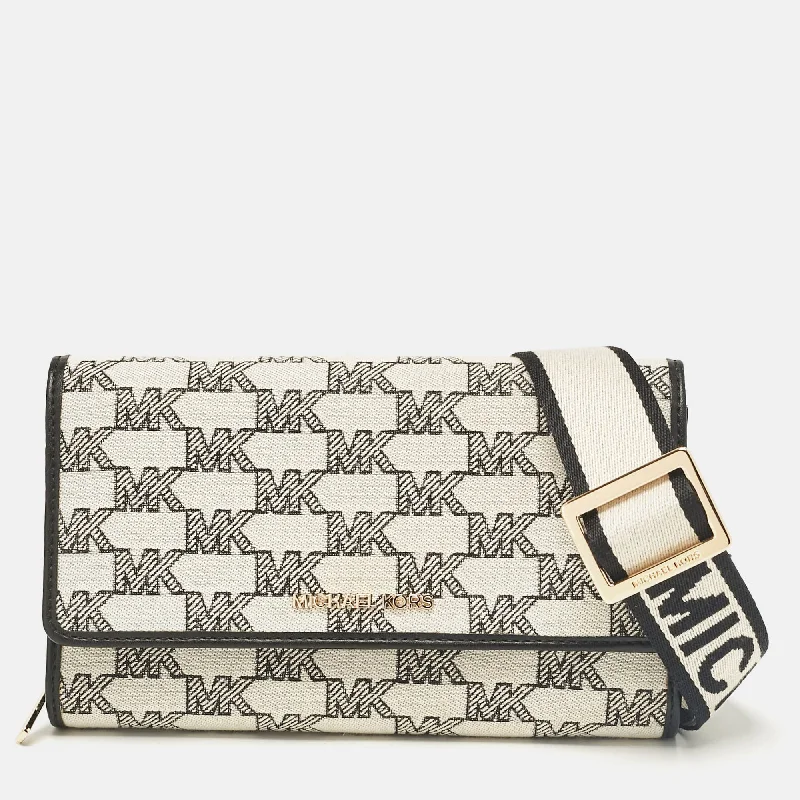 Money clips for women with sleek designsMichael Kors Black/whie Signature Canvas And Leather Jet Set Wallet Crossbody Bag Money clips for women with sleek designsMichael Kors Black/whie Signature Canvas And Leather Jet Set Wallet Crossbody Bag