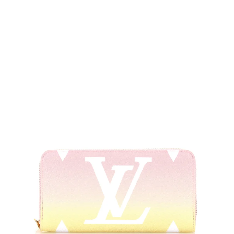 Money clips with magnetic closureZippy Wallet By The Pool Monogram Giant